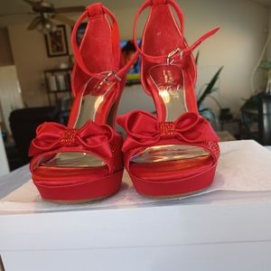 Women High Heels Gianna Bini ( Platinum Collection. Size 7.5 Red and Glitters.